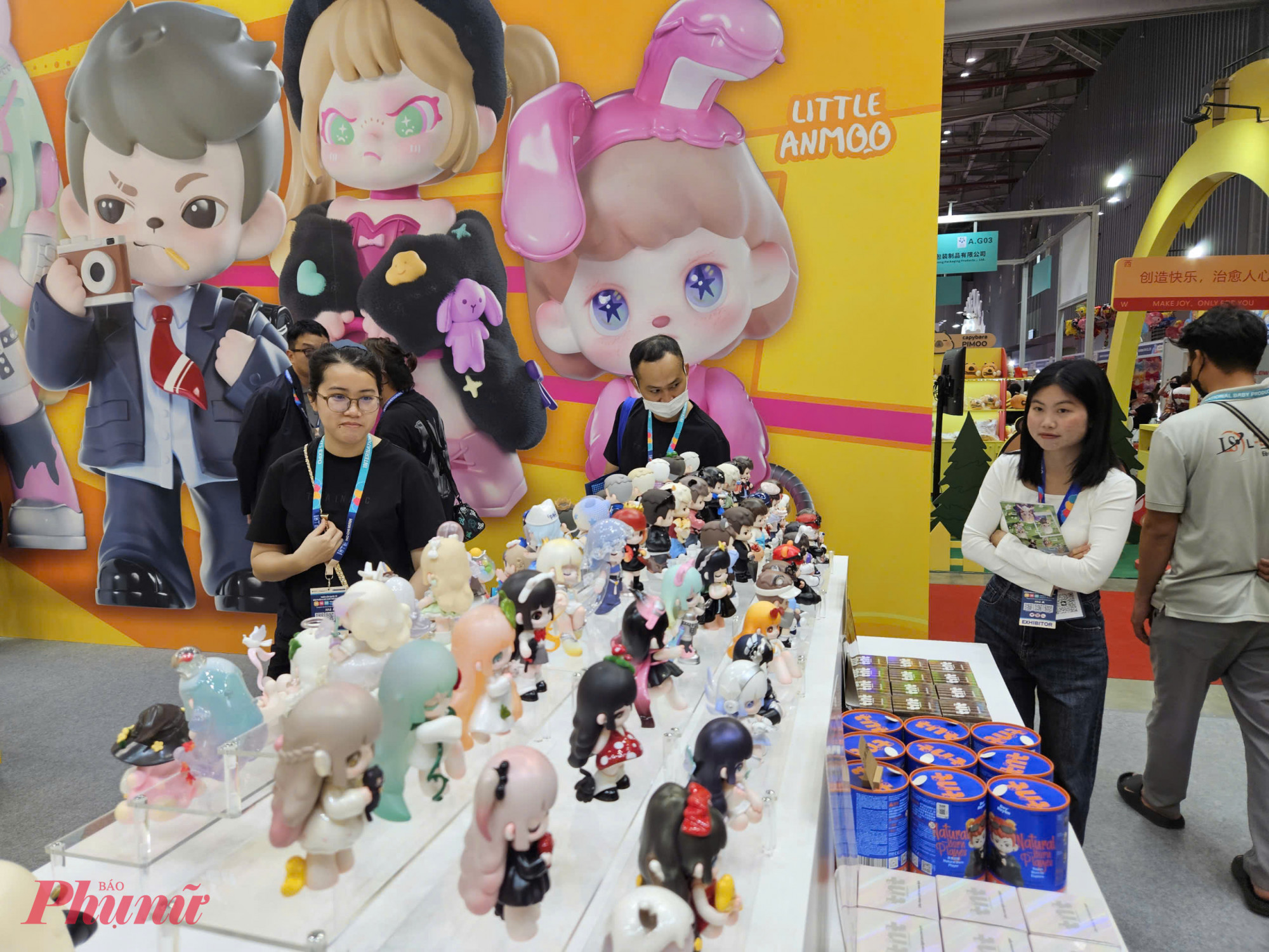 Các sản phẩm này chủ yếu bán theo hình thức hộp mù, mỗi nhân vật có giá khoảng 350.000 đồng; nếu mua trọn bộ series gồm 12 mẫu, tổng chi phí khoảng 4,2 triệu đồng.