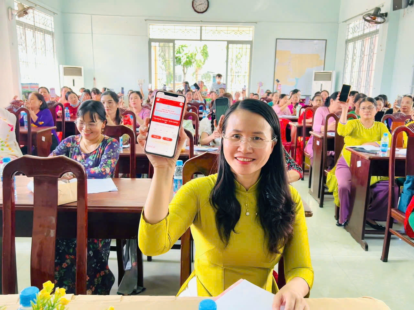 Bà Lê Nhật Linh (ngồi hàng đầu) - Chủ tịch Hội LHPN xã Bắc Tân Uyên, TPHCM