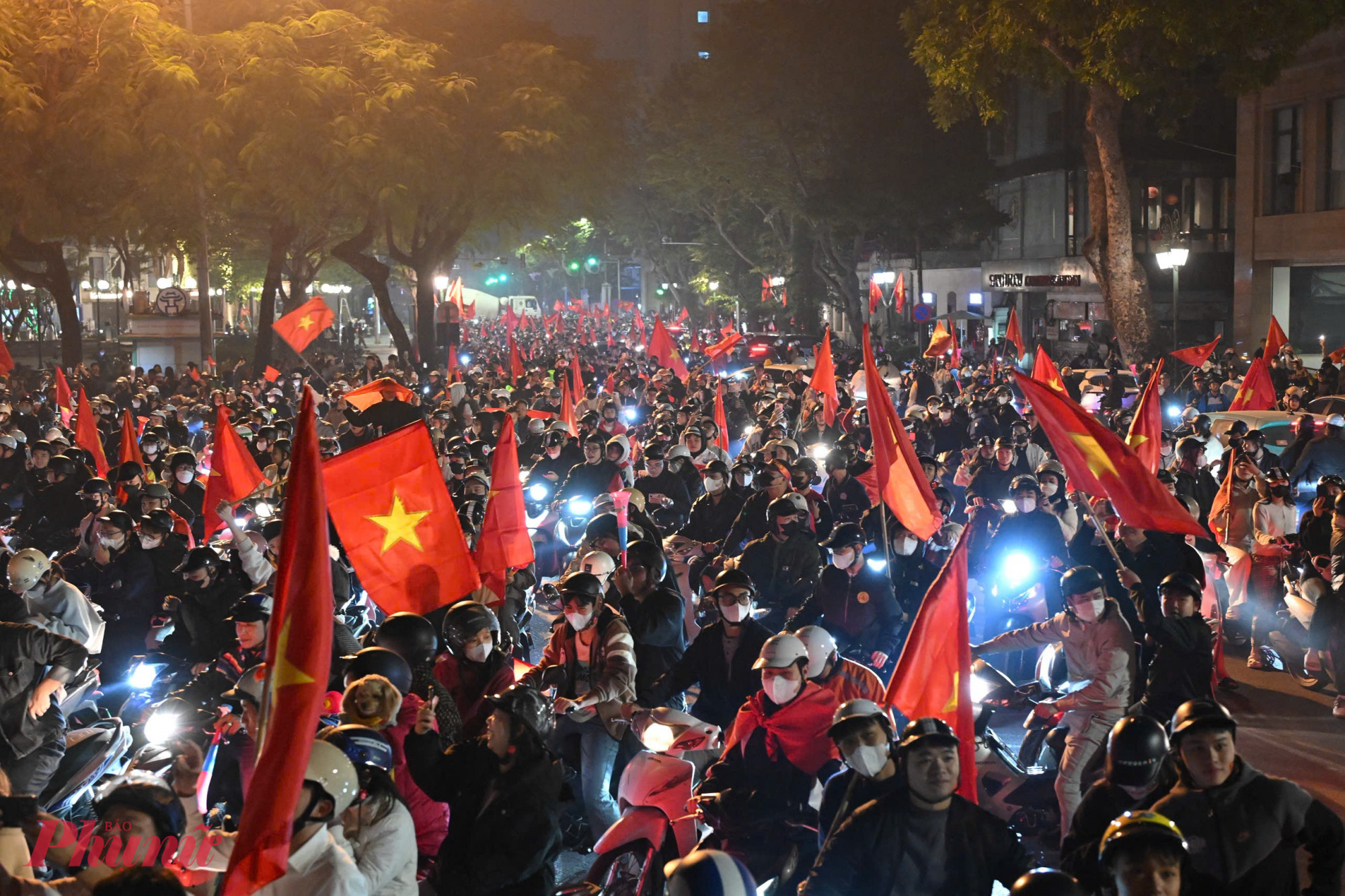 Cờ đỏ sao vàng rợp kín các tuyến phố trung tâm, hòa cùng sắc áo đỏ của người hâm mộ.