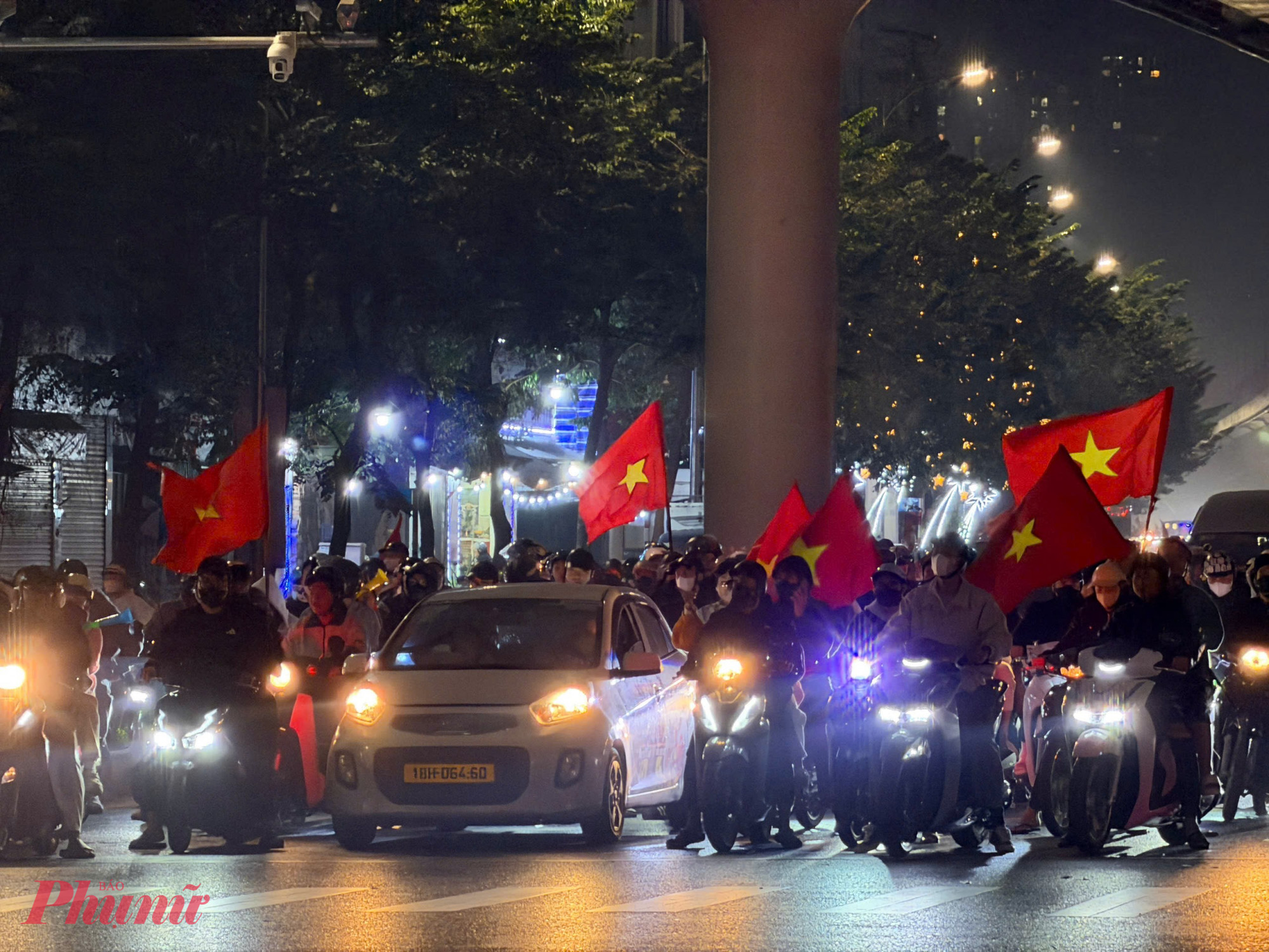 Dù lượng người và phương tiện tăng cao, phần lớn vẫn di chuyển trật tự, tuân thủ tín hiệu giao thông.