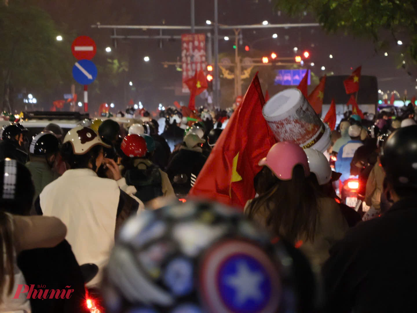 Pháo hoa, kèn trống vang lên giữa đường, niềm vui lan tỏa trên từng góc phố.