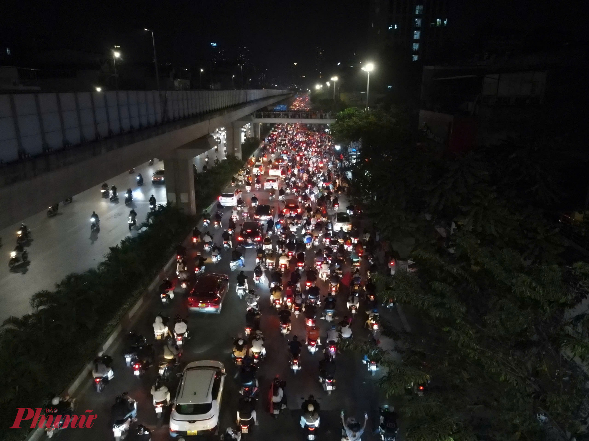 Càng về khuya, dòng người đổ về khu vực trung tâm ngày một đông