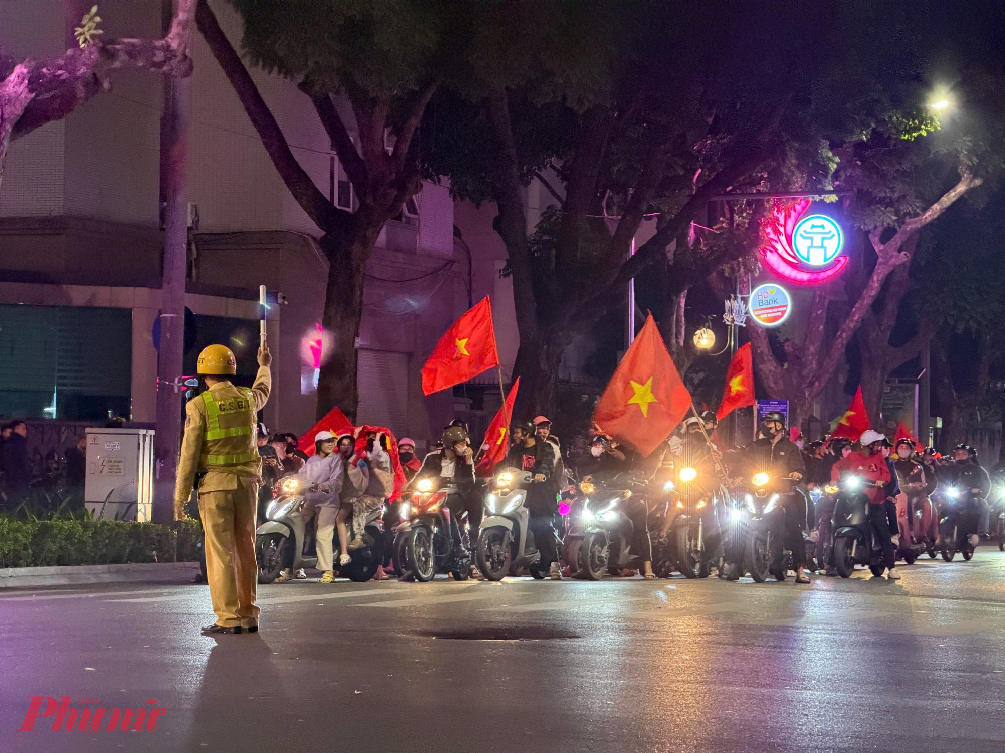 Lực lượng Cảnh sát giao thông được tăng cường trên các tuyến đường, vừa phân luồng vừa đảm bảo an toàn.