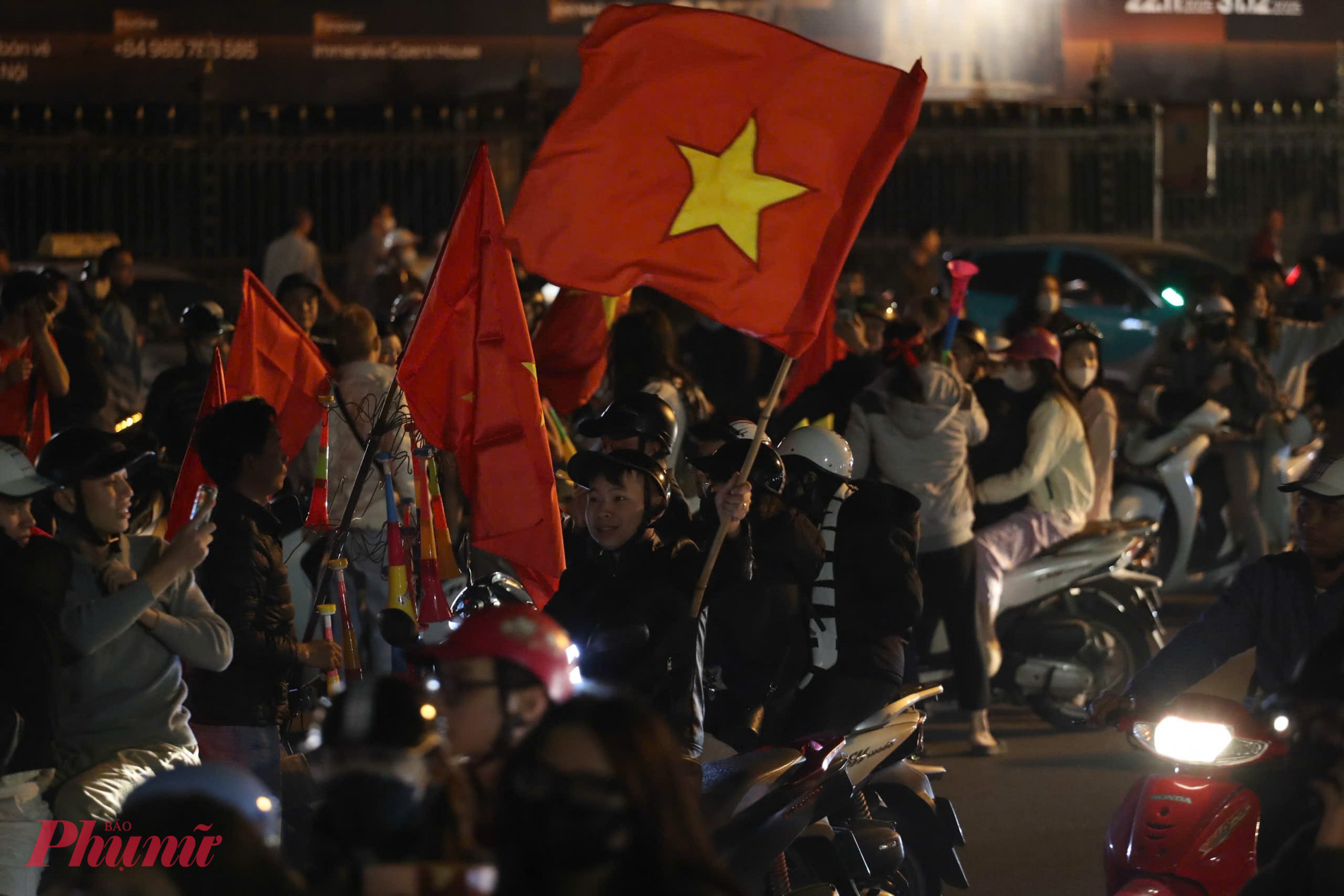 Chiến thắng của U22 Việt Nam khép lại một đêm Hà Nội không ngủ, đong đầy cảm xúc của người hâm mộ.