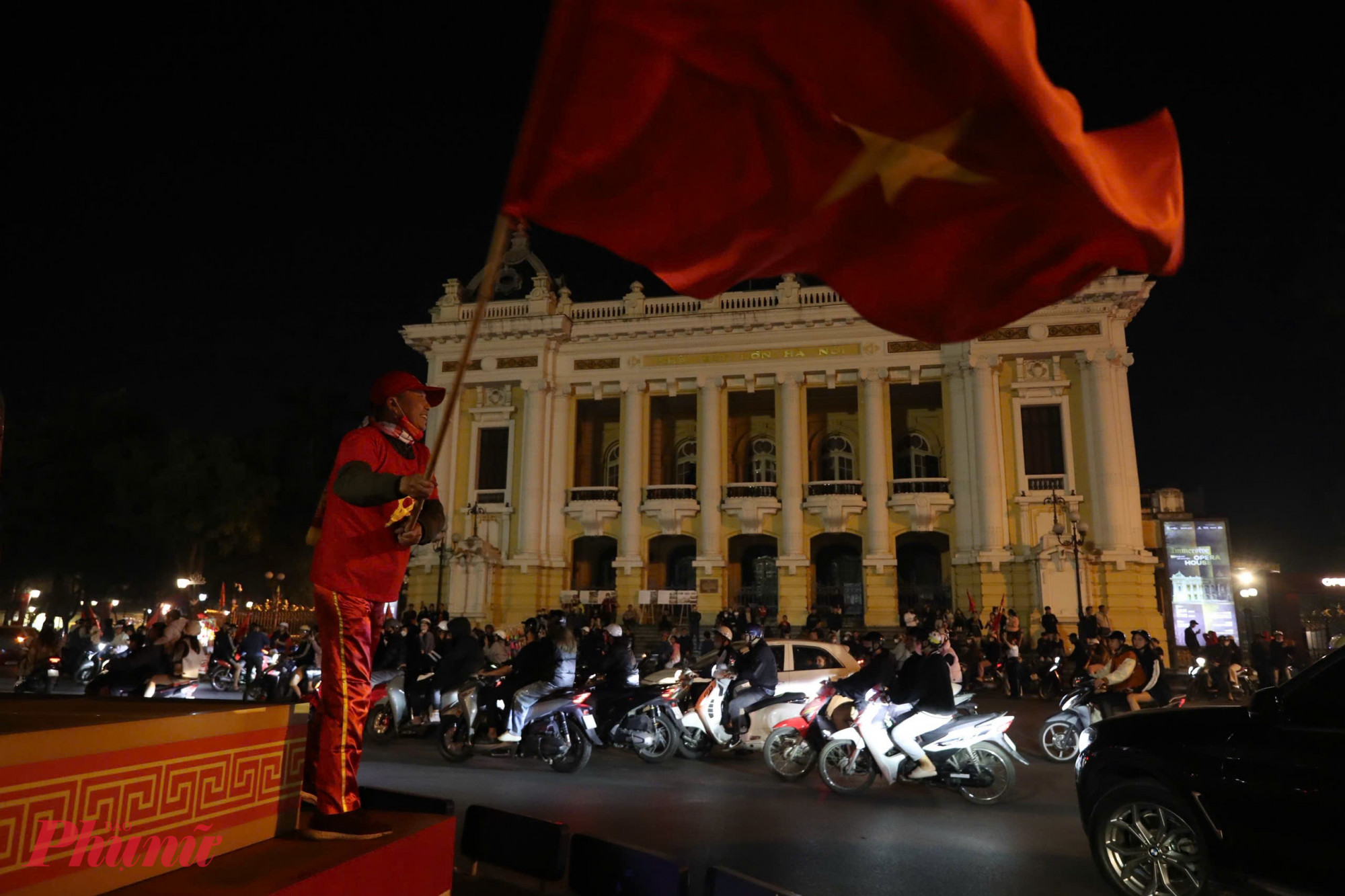 Không khí náo nhiệt tại khu vực Nhà hát lớn Hà Nội