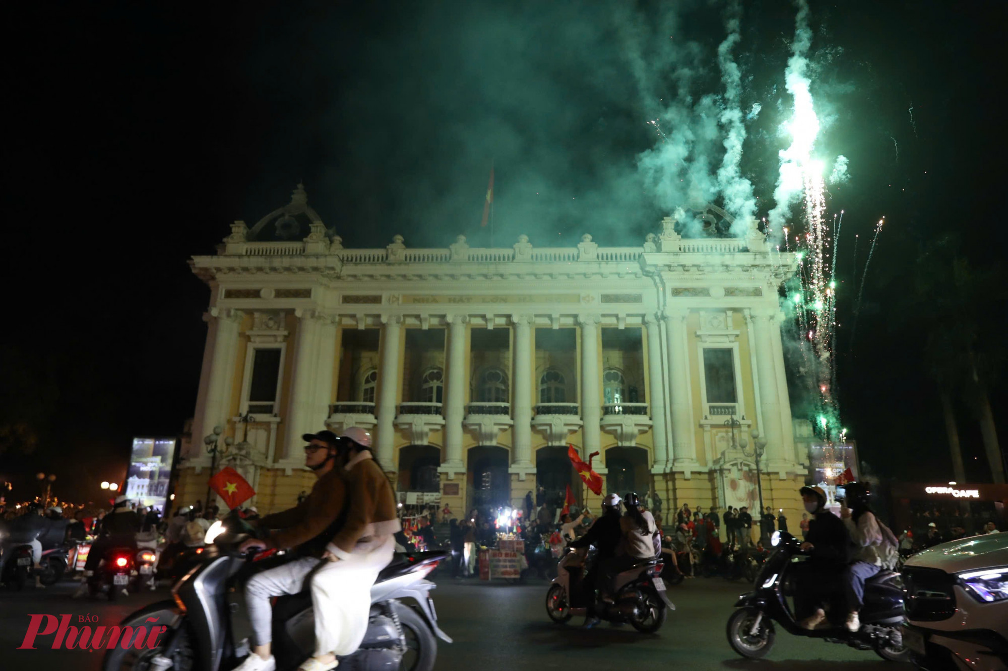 Pháo hoa ăn mừng chiến thắng thuyết phục của đội tuyển bóng đá Việt Nam