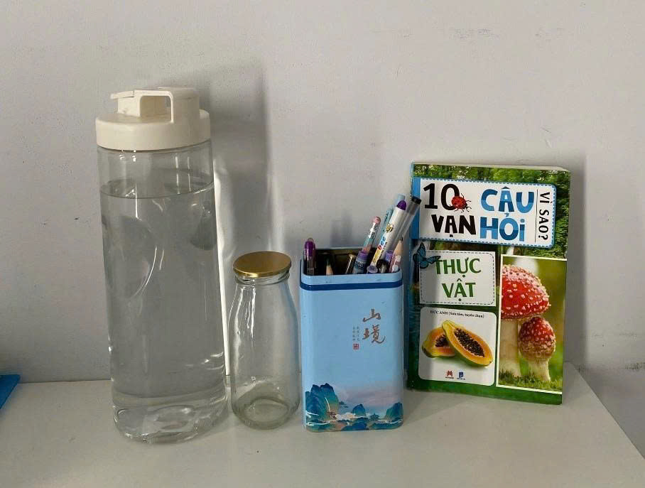 Hộp trà dùng làm hộp đựng bút trên bàn học, hay lọ đựng thức uống đóng chai sau khi sử dụng hết có thể dùng làm ly uống nước