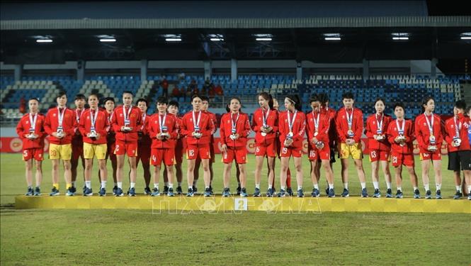 Đội tuyển bóng đá nữ Việt Nam nhận HCB môn Bóng đá nữ tại SEA Games 33. Ảnh: Minh Quyết/TTXVN