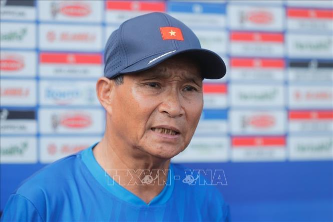 HLV trưởng đội tuyển bóng đá nữ Việt Nam Mai Đức Chung. Ảnh: Minh Quyết/TTXVN