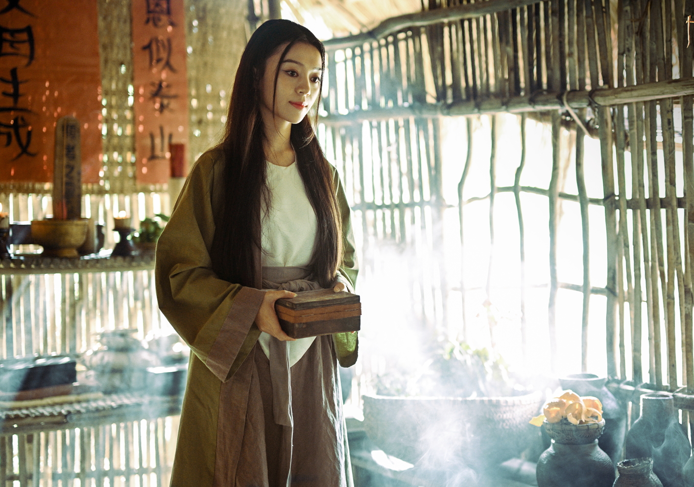 Hoàng Linh Chi gây ấn tượng với vai cô đồng Đào Trúc Anh trong phim Hoàng tử quỷ - Ảnh do đoàn phim cung cấp