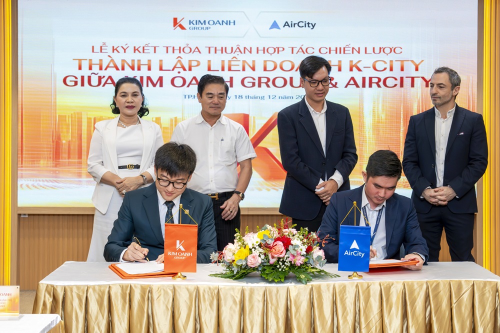 Đại diện Kim Oanh Group và AirCity thực hiện nghi thức ký kết thỏa thuận hợp tác chiến lược thành lập K-City - Ảnh: Kim Oanh Group