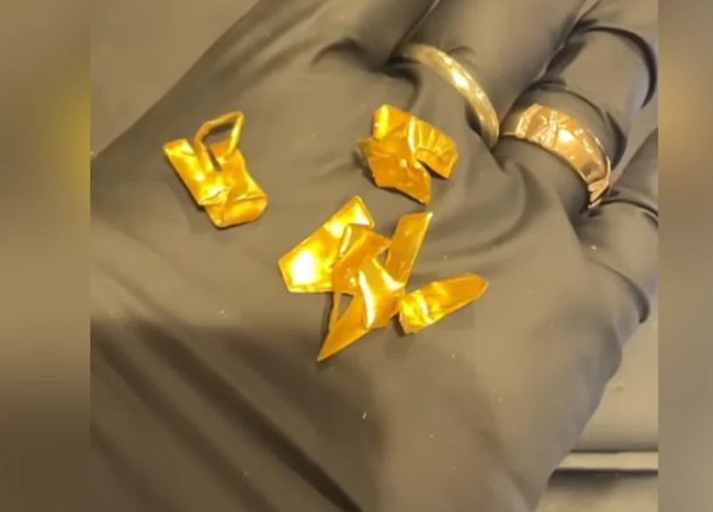 Những mảnh vàng thật được lấy ra từ logo máy lạnh khiến người Hàn Quốc nhốn nhào tìm mua