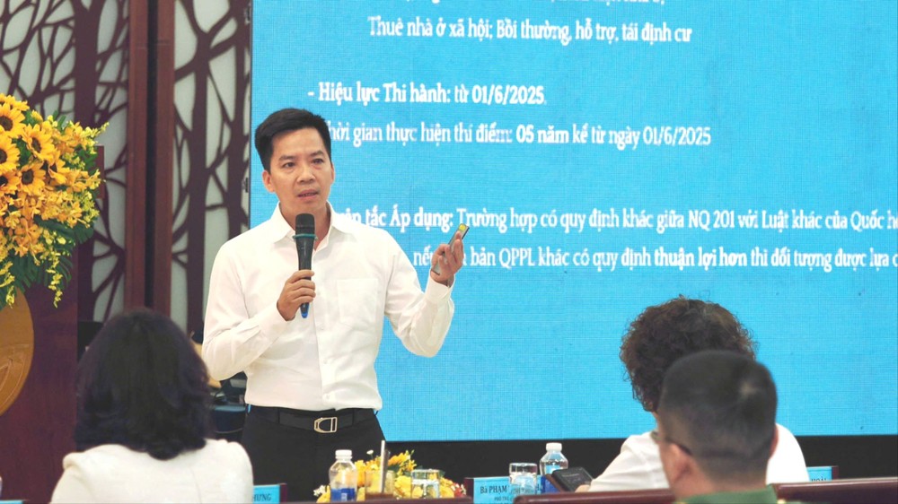 Cục phó Cục Quản lý nhà và thị trường bất động sản (Bộ Xây dựng) Hà Quang Hưng phát biểu tại hội nghị - Ảnh: 