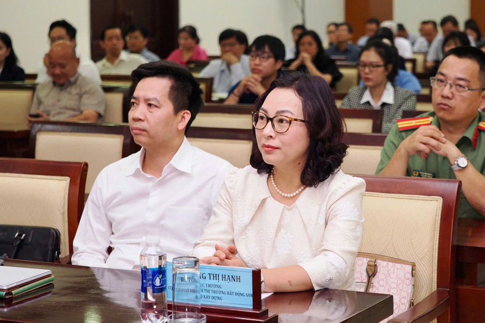 Cục trưởng Cục Quản lý nhà và thị trường bất động sản Tống Thị Hạnh tham dự hội nghị - Ảnh: 