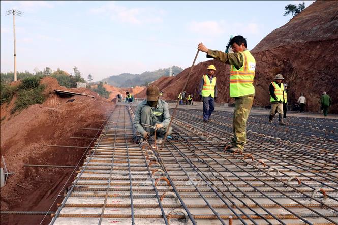 Công nhân thi công cầu vượt Quốc lộ 4B trên tuyến cao tốc cửa khẩu Hữu Nghị - Chi Lăng, đoạn qua địa bàn phường Đông Kinh, tỉnh Lạng Sơn. Ảnh: Văn Đạt/TTXVN