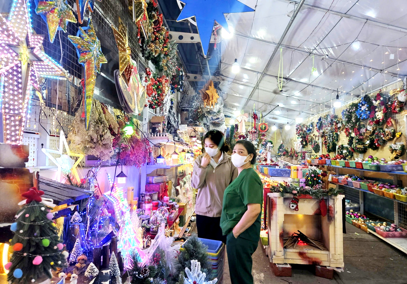 Các cửa hàng trên đường Hải Thượng Lãn Ông, TPHCM  bày bán sản phẩm trang trí Noel khá đẹp nhưng rất ít khách hỏi mua - ẢNH: THANH HOA