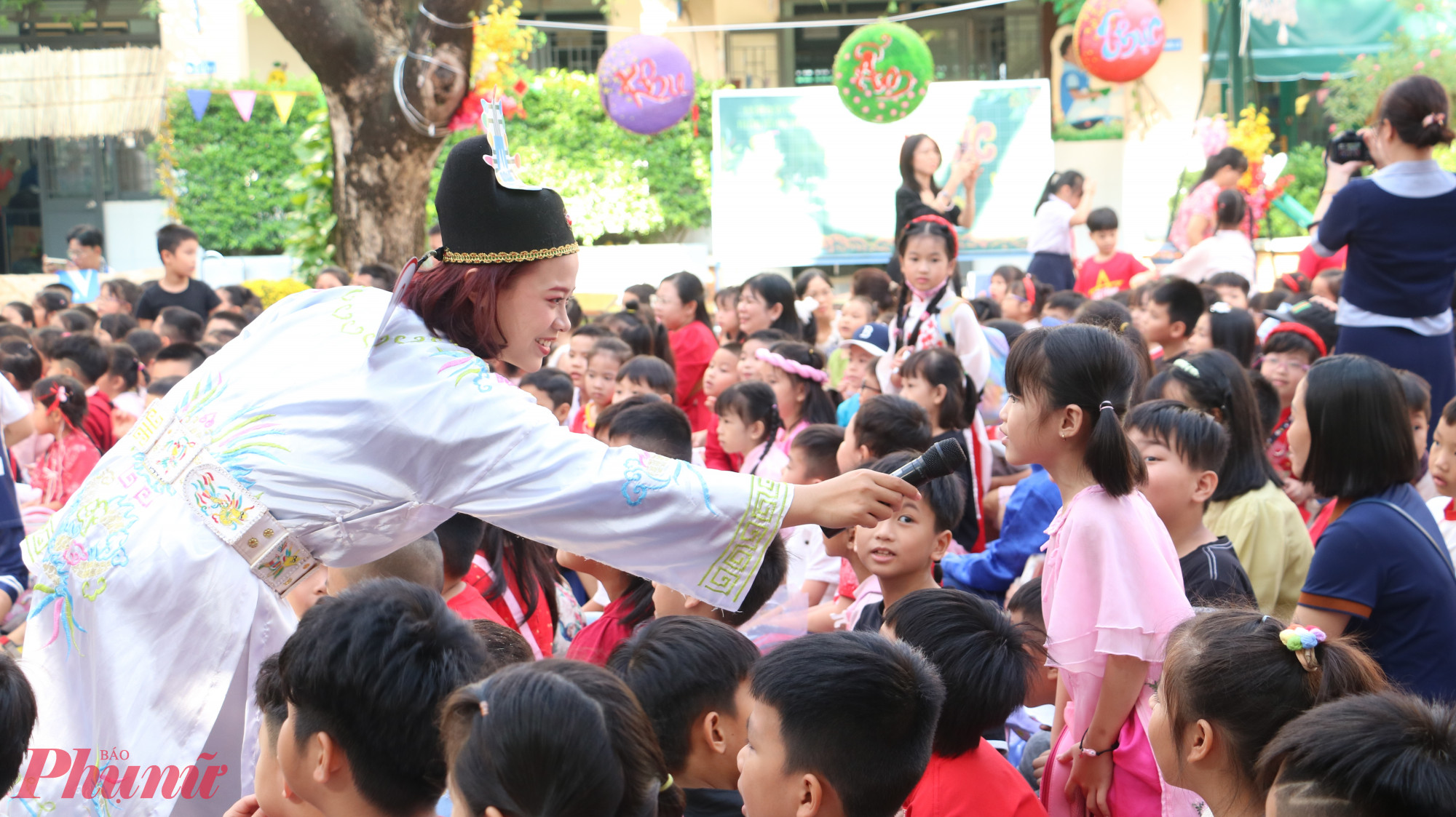 Học sinh Trường tiểu học Hiệp Tân tham gia hoạt động mừng xuân - Ảnh: Trang Thưi