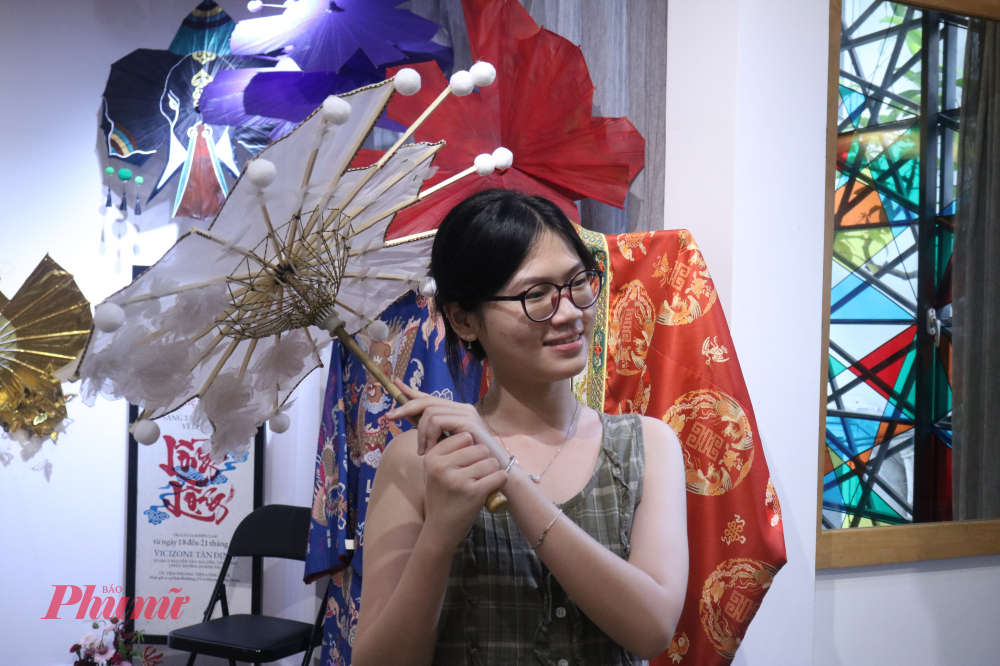 Khách tham gia thích thú ghi lại khoảnh khắc cùng chiếc lọng