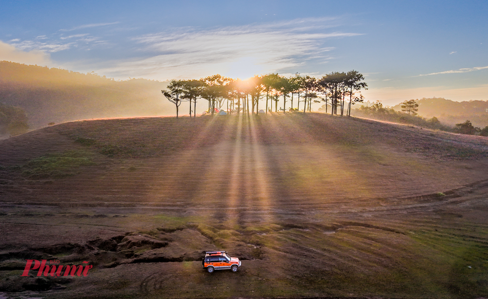 Bình minh rực rỡ trên những triền đồi Masara. Khác với vẻ thơ mộng của trung tâm Đà Lạt, nơi đây mang vẻ đẹp phóng khoáng với những cung đường đất đỏ và không gian bao la, tách biệt hoàn toàn với nhịp sống đô thị. Ảnh: Quý Saigon