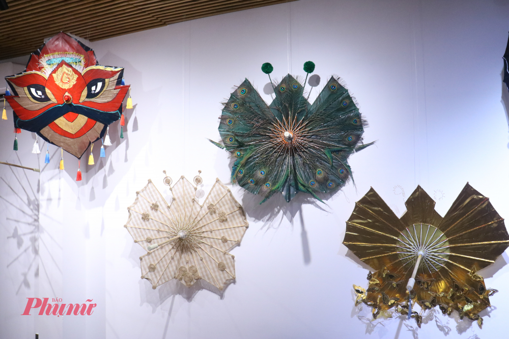 Các tác phẩm lọng được tạo tác với những hình ảnh phong phú như lân, công… tạo nên không gian thị giác giàu tính biểu tượng.