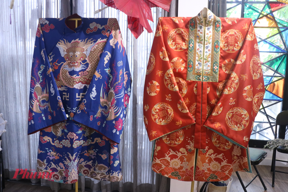 Hai chiếc áo Nhật Bình được trưng bày trong không gian triển lãm