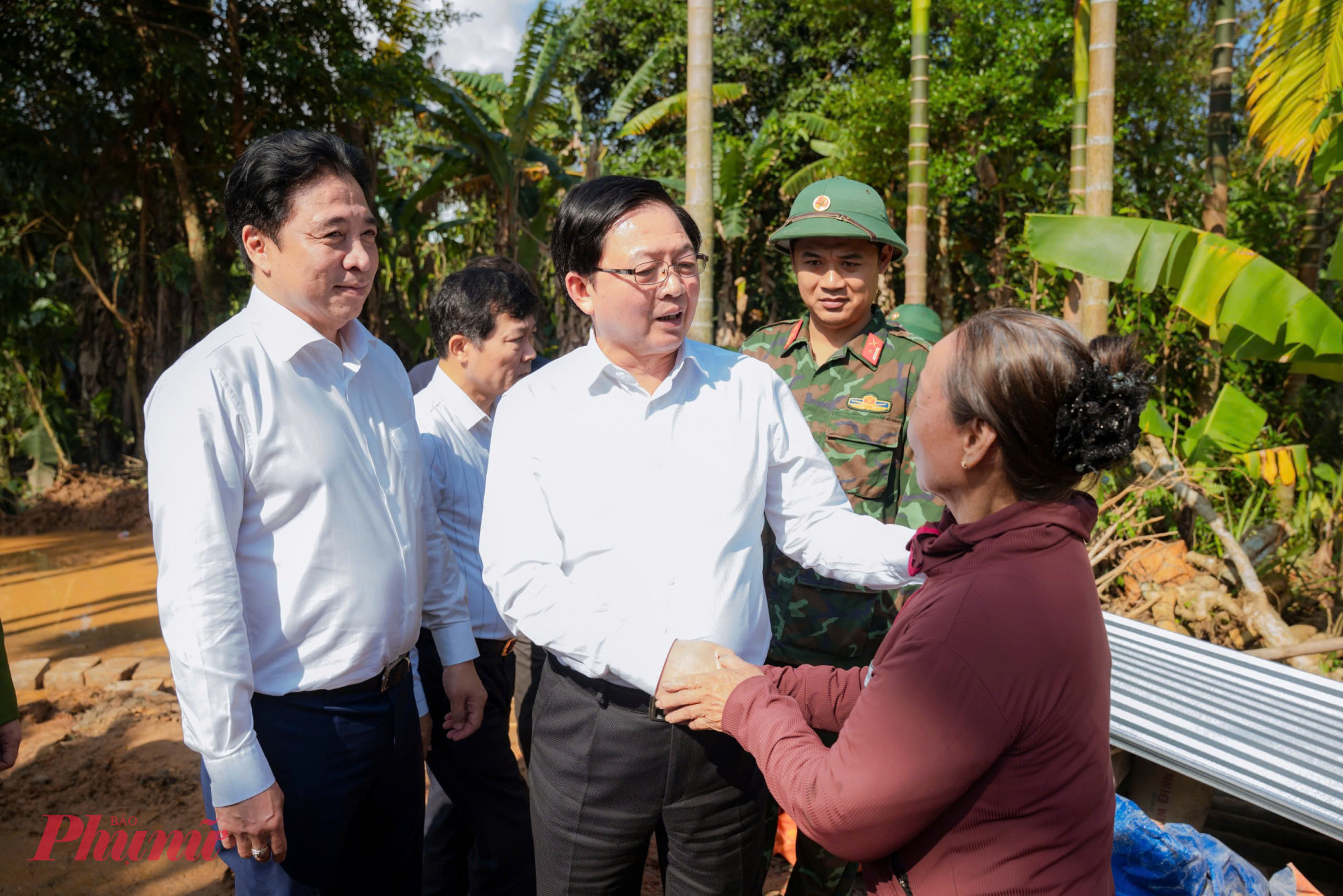  Phó Thủ tướng Chính phủ Hồ Quốc Dũng động viên người dân đang sửa chữa nhà ở bị thiệt hại do thiên tai ở Lộc An