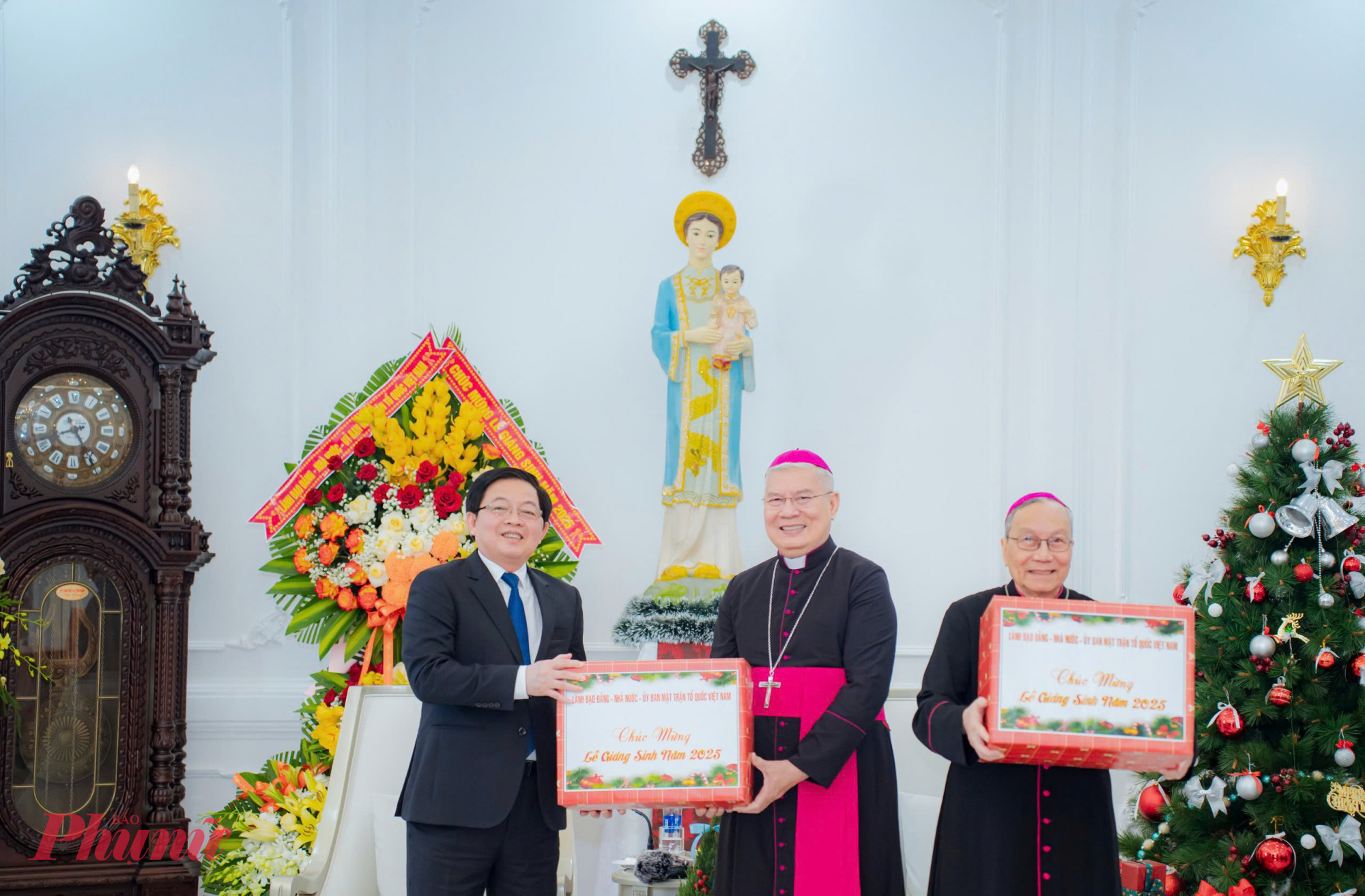 Phó Thủ tướng Chính phủ Hồ Quốc Dũng đã gửi tới Tổng Giám mục Đặng Đức Ngân cùng toàn thể các linh mục, chức sắc, tu sĩ, tín hữu và đồng bào Công giáo trong Tổng giáo phận Huế lời chúc mừng Giáng sinh an lành