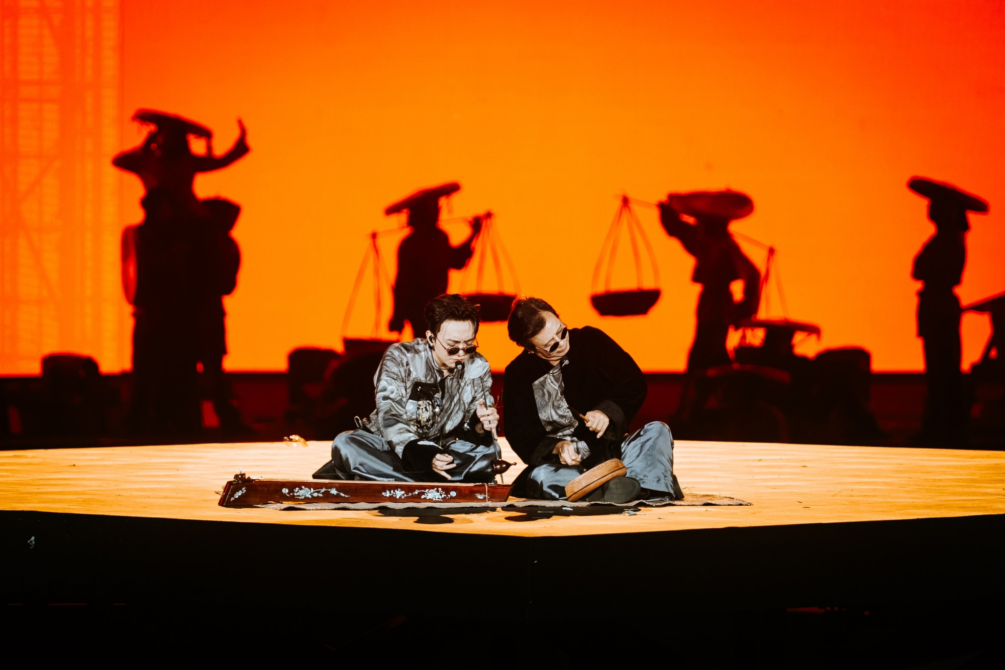 Soobin và cha anh - NSND Huỳnh Tú biểu diễn Mục hạ vô nhân tại concert của nam ca sĩ ở TPHCM vào cuối tháng 11 vừa qua