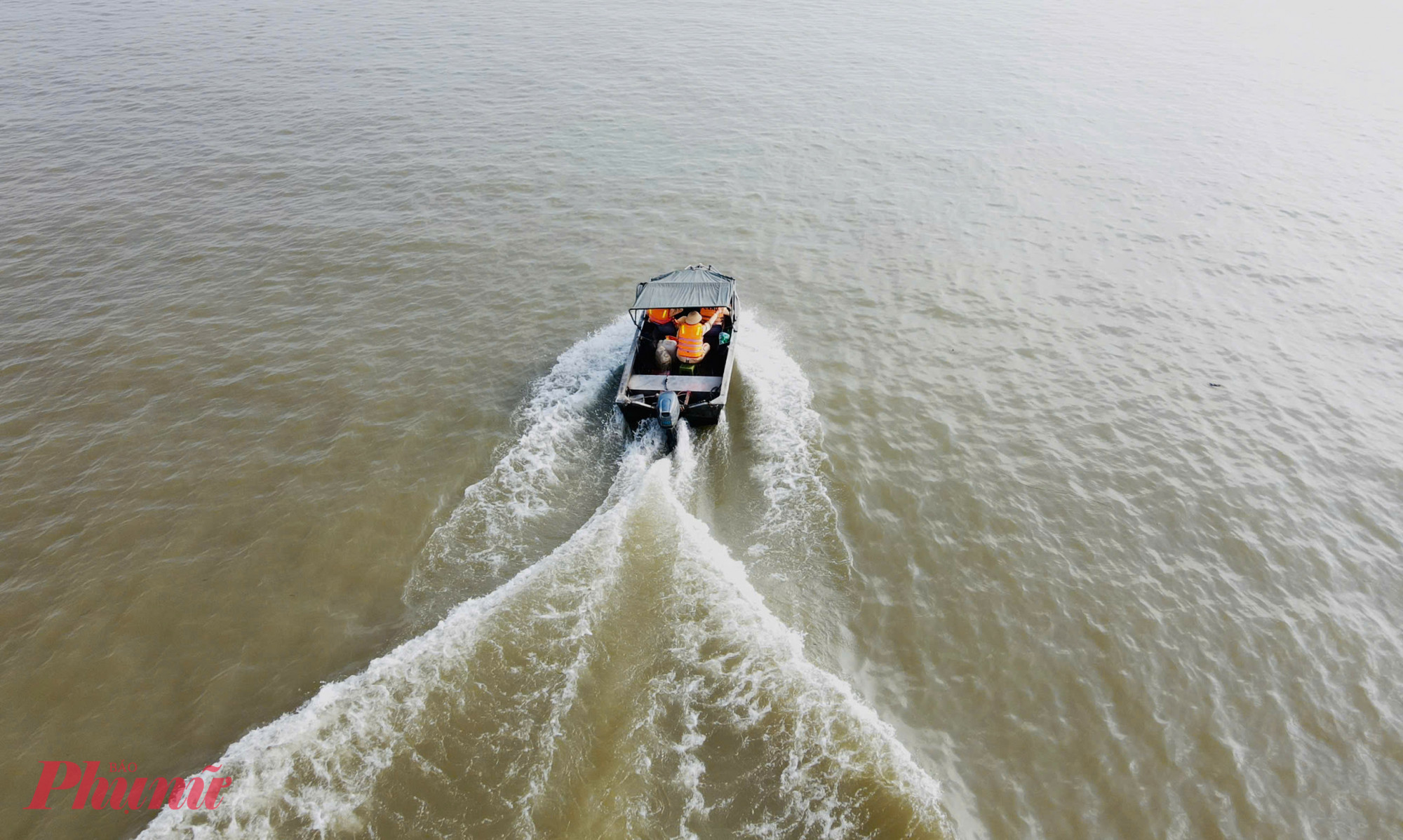 Song song với công tác phân luồng, điều tiết giao thông, Cảnh sát đường thủy Hà Nội còn chú trọng đẩy mạnh tuyên truyền, phổ biến quy định pháp luật về giao thông đường thủy nội địa. Thông qua hoạt động tuần tra, kiểm soát, lực lượng chức năng trực tiếp nhắc nhở các chủ phương tiện, thuyền trưởng chấp hành nghiêm quy định về an toàn, không đi vào khu vực cấm, không vượt quá tốc độ cho phép khi qua công trình đang thi công.