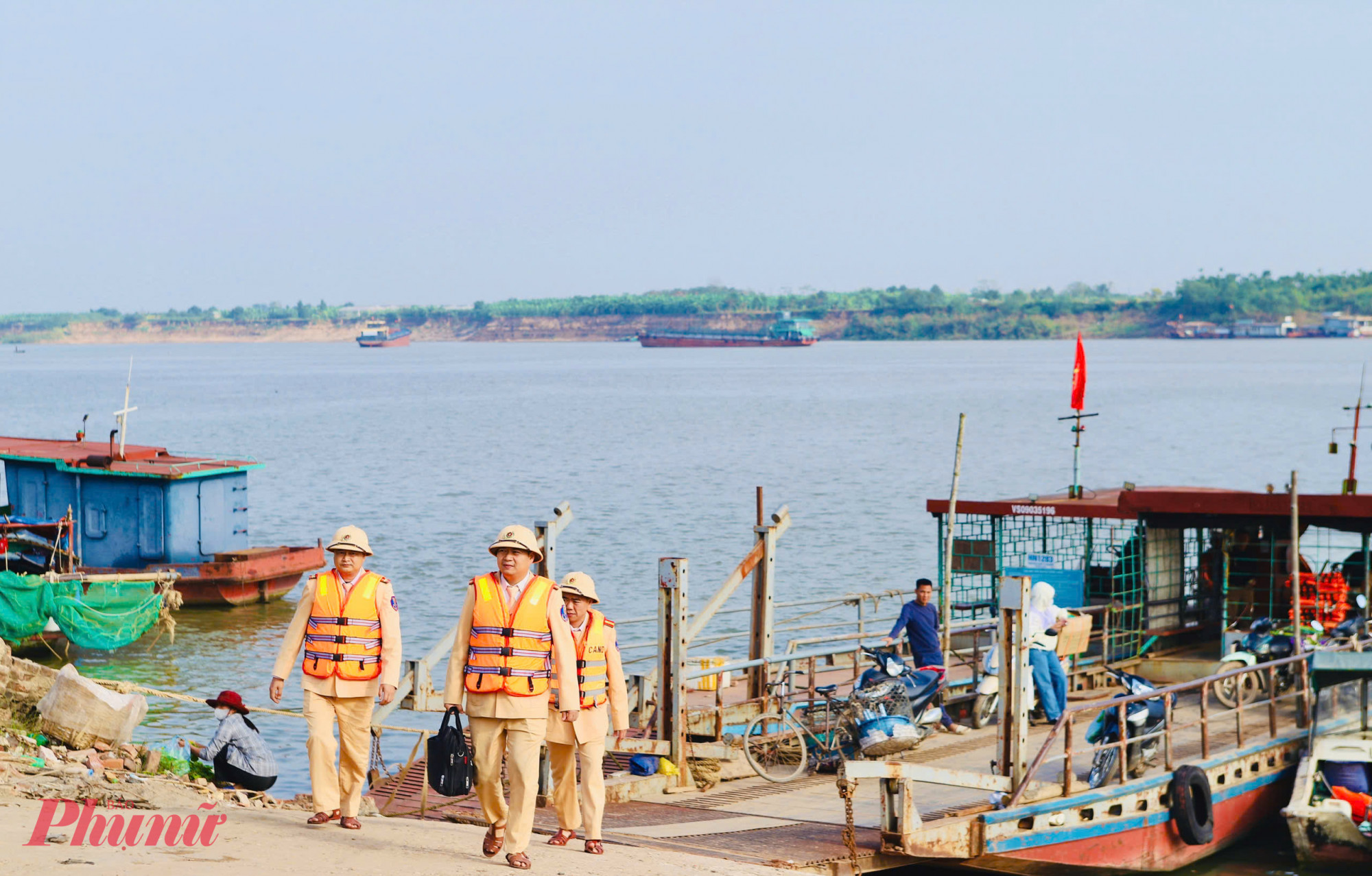 Lực lượng chức năng cũng khuyến cáo người dân khi tham gia giao thông đường thủy cần nghiêm túc chấp hành các quy định của pháp luật, luôn trang bị và sử dụng áo phao, áo cứu sinh; sắp xếp phương tiện gọn gàng khi qua phà, tuân thủ hướng dẫn của nhân viên bến phà, không chở quá số người, số phương tiện cho phép để bảo đảm an toàn tính mạng và tài sản.