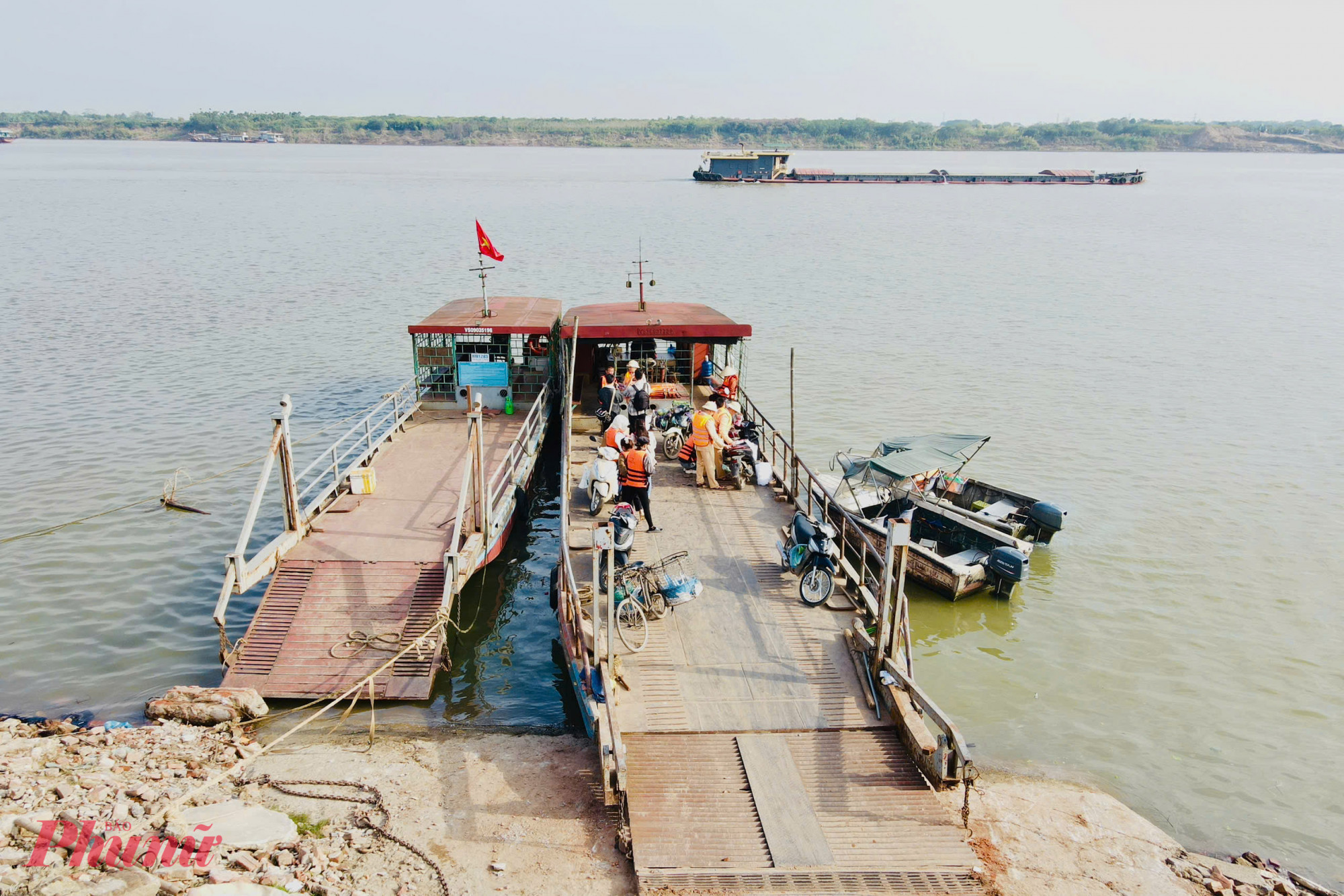 CSGT tuyên truyền đến người dân, đặc biệt là lứa tuổi học sinh phải thực hiện nghiêm quy định về an toàn giao thông đường thủy.