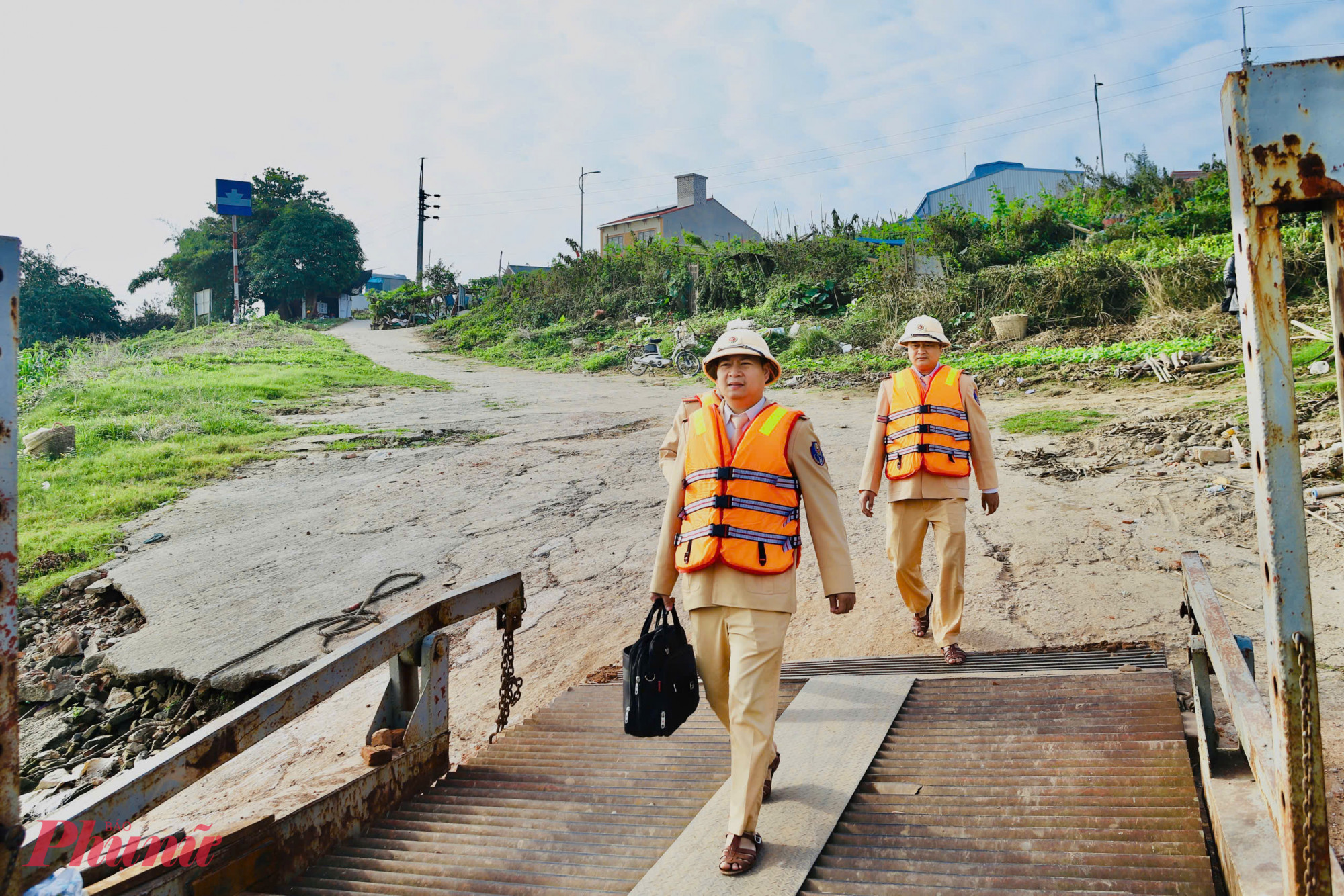 Sáng 18/12, Tổ công tác Đội Cảnh sát đường thủy số 1 tổ chức phân luồng, hướng dẫn giao thông, bảo đảm an toàn cho phương tiện thủy khi lưu thông qua khu vực thi công 3 cây cầu bắc qua sông Hồng gồm cầu Thượng Cát, cầu Hồng Hà và cầu Vân Phúc.