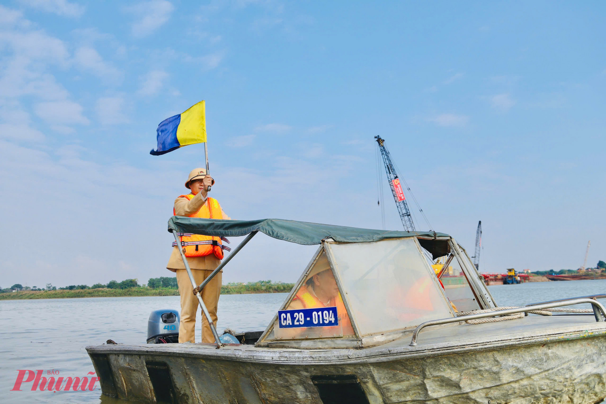 Cảnh sát đường thủy cùng hai phương tiện cano chuyên dụng được huy động để kịp phân luồng điều tiết tàu thuyền di chuyển qua khu vực thi công cầu. 