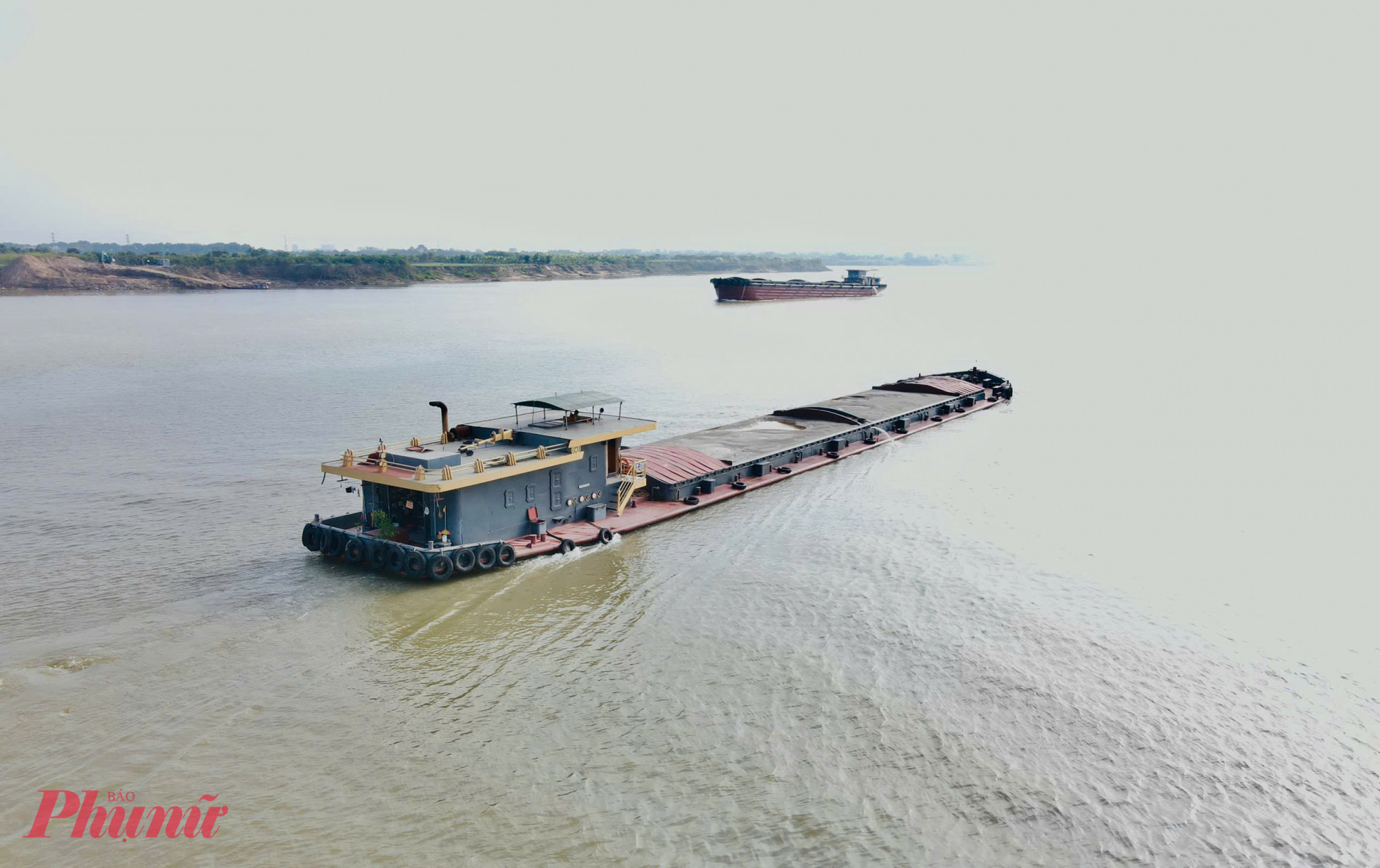 Đối với các phương tiện chở hàng nặng, tàu có mớn nước lớn, lực lượng Cảnh sát đường thủy yêu cầu cập nhật thường xuyên thông tin về luồng lạch, mực nước, tiến độ thi công cầu, đồng thời tuyệt đối tuân thủ sự hướng dẫn, điều hành của lực lượng chức năng để phòng ngừa rủi ro.