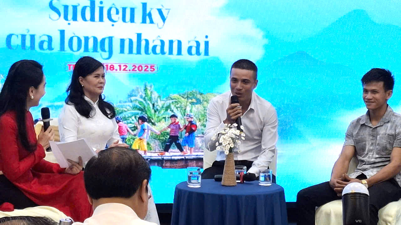 Anh Huỳnh Hoàng Hải, giao lưu cùng bạn đọc, kể lại câu chuyện cứu người-Ảnh: Mạnh Hoài Nam