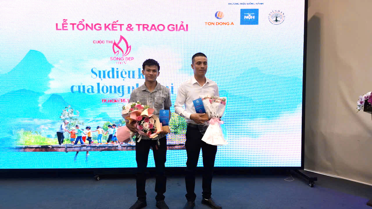 Anh Nguyễn Văn Minh và anh Huỳnh Hoàng Hải, vinh dự được mời tham gia giao lưu cuộc thi sống đẹp  lần thứ 5- Ảnh: Mạnh Hoài Nam