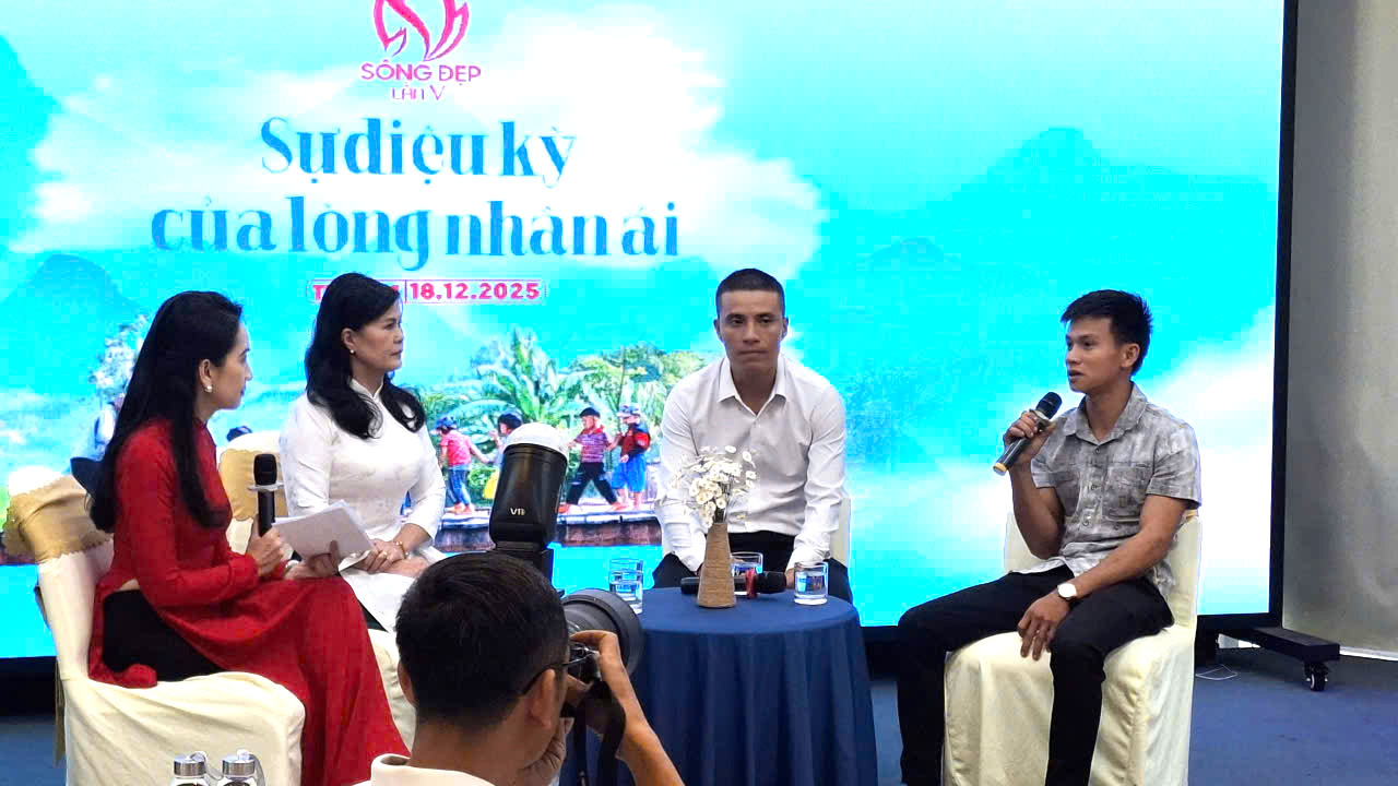 Anh Nguyễn Văn Minh giao lưu cùng bạn đọc-Ảnh: Mạnh Hoài Nam