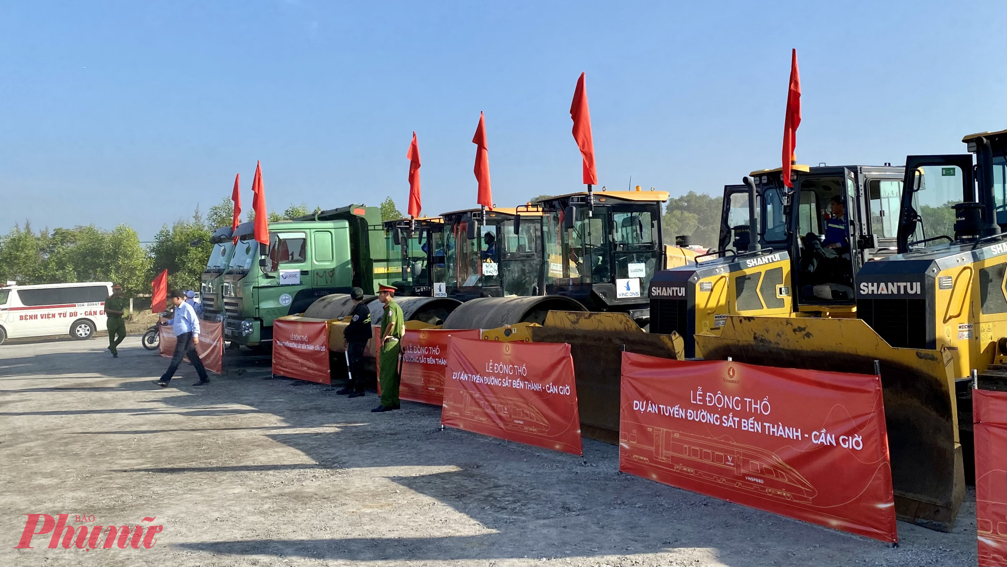 Máy móc chuẩn bị cho lễ động thổ tuyến metro Bến Thành - Cần Giờ - Ảnh Nguyễn Văn