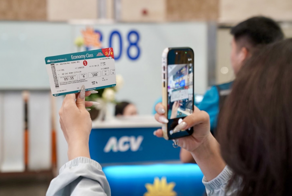 Những chiếc vé đầu tiên xuất cho hành khách bay chặng Hà Nội - Long Thành. Ảnh:VNA