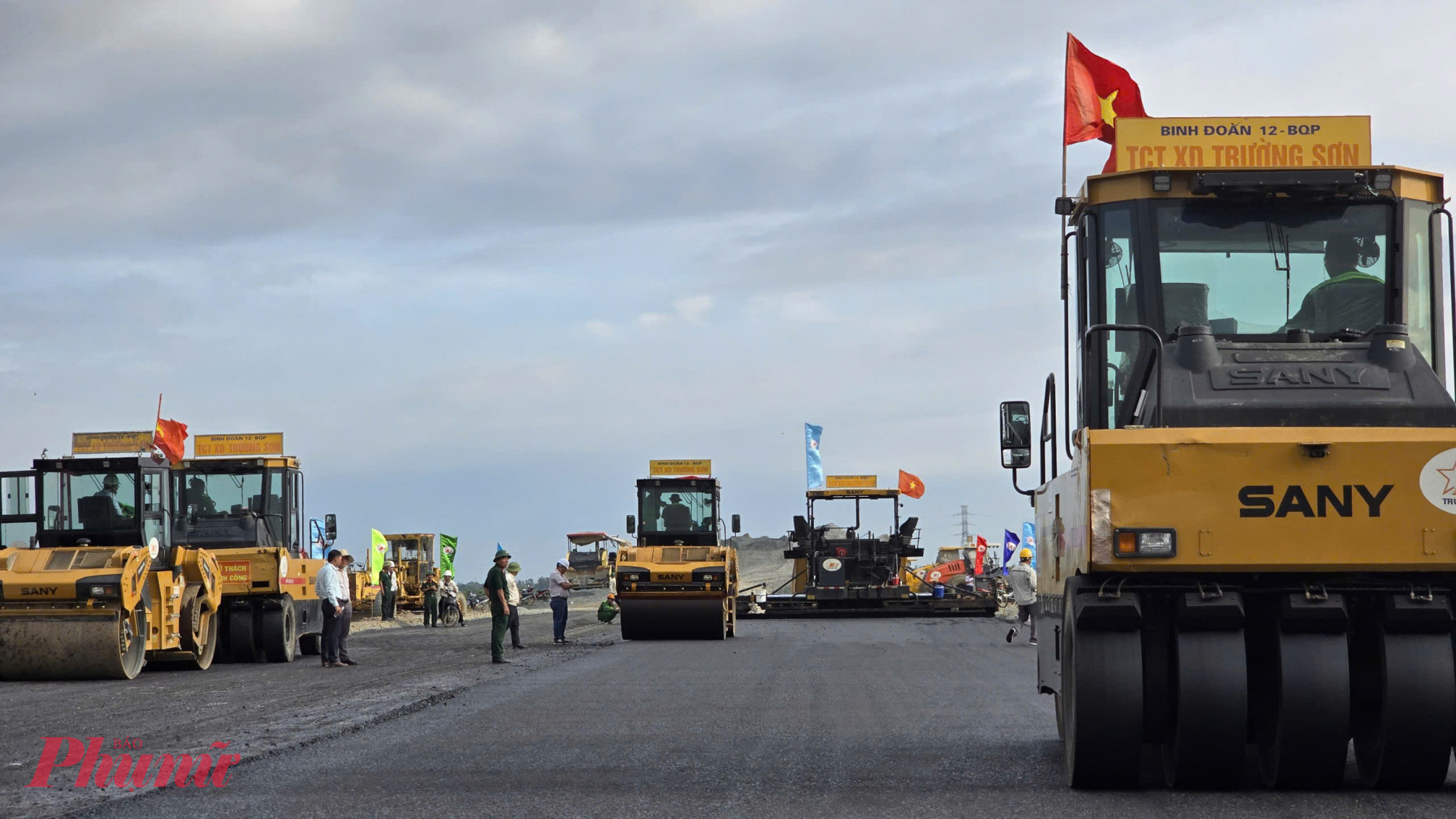 Cao tốc Châu Đốc - Cần Thơ - Sóc Trăng rải thảm nhựa trước thời điểm thông xe kỹ thuật - Ảnh Phú Hữu