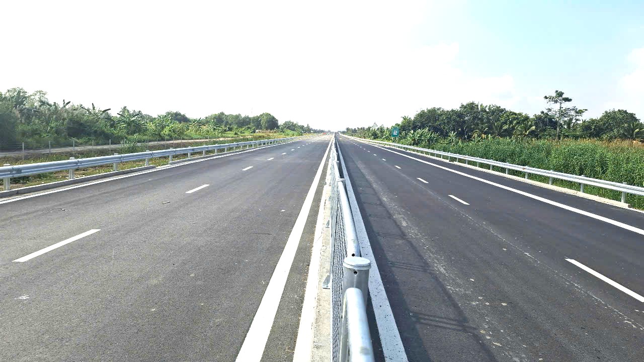 Cao tốc Cần Thơ - Cà Mau; đoạn dự án thành phần Cần Thơ - Hậu Giang đã hoàn thiện và đảm bảo thông xe. Ảnh: Văn Phước
