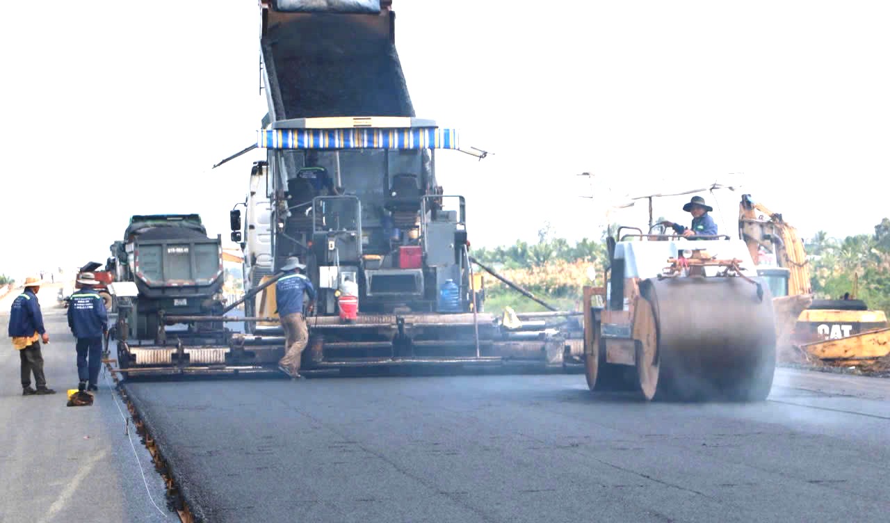 Công nhân thảm nhựa cao tốc Cà Mau - Cần Thơ; đoạn qua tỉnh Cà Mau. Ảnh: Văn Phước