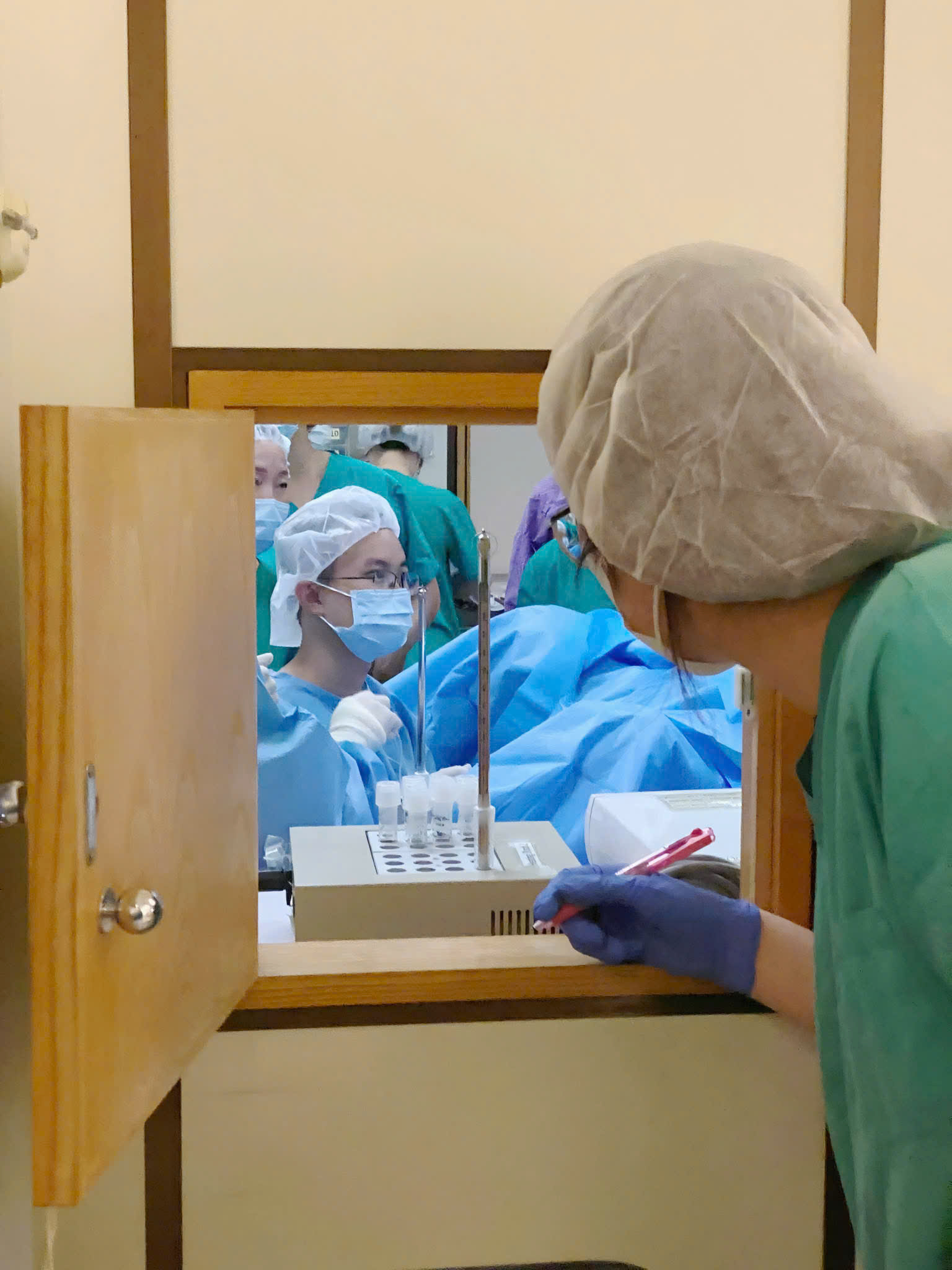 Bác sĩ Lê Khắc Tiến hướng dẫn thao tác chọc hút trứng cho những ca IVM đầu tiên ở bệnh viện Hong Kong (Trung Quốc) - Ảnh: BV Mỹ Đức