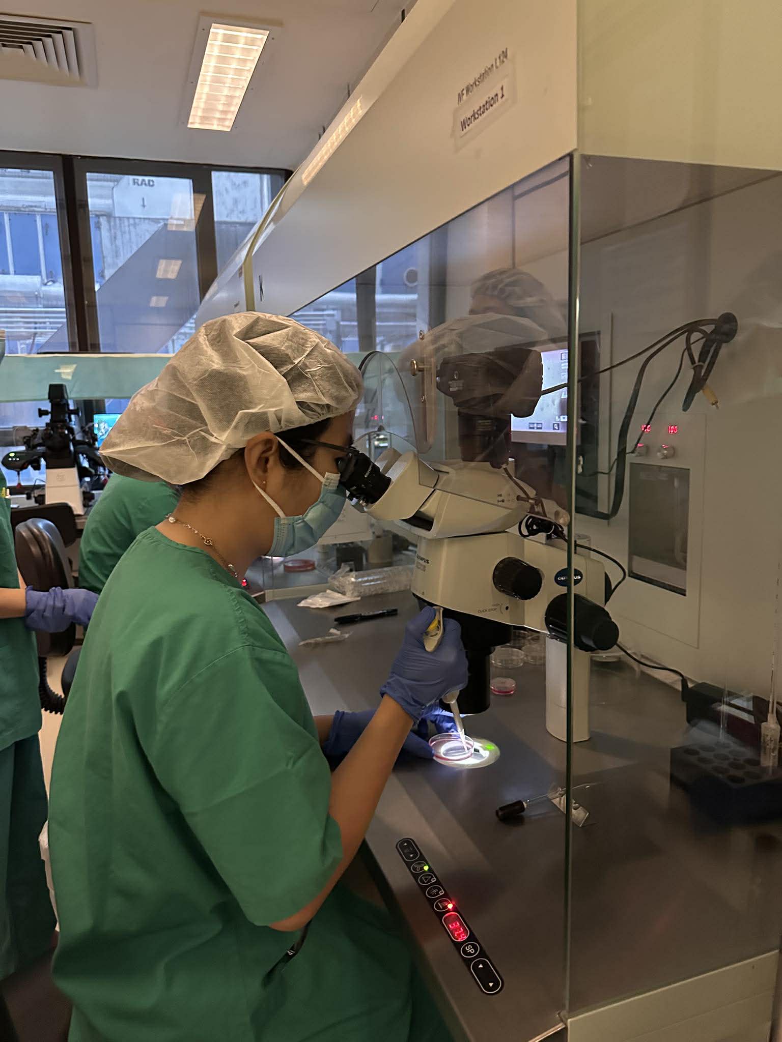 Thạc sĩ Lê Hoàng Anh đang hướng dẫn thao tác tìm trứng IVM - Ảnh: BV Mỹ Đức