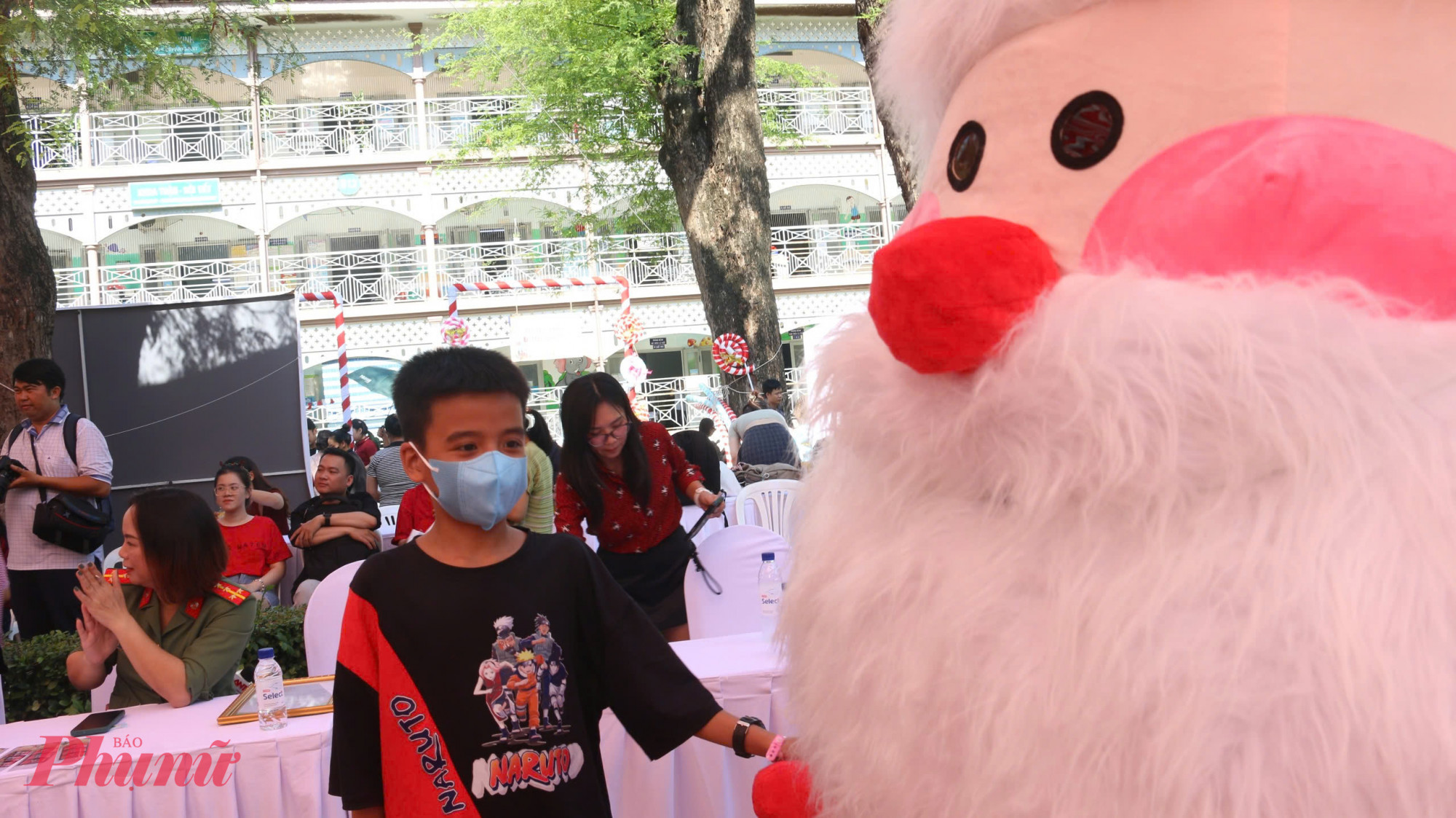 Ông già noel khổng lồ xuất hiện làm cho các bé vô cùng thích thú