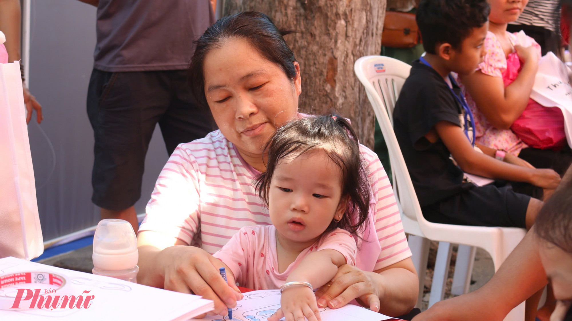 Mẹ của một em nhỏ cho biết: Tôi đưa con đi khám bệnh thì rất bất ngờ khi thấy bệnh viện tổ chức lễ họi giáng sinh, trong khi đợi đến lượt, tôi đưa con đến đây để bé đỡ sợ hơn. To thấy hoạt động này rất ý nghĩa bởi khi bị bệnh, các bé rất ít cơ hội được vui chơi