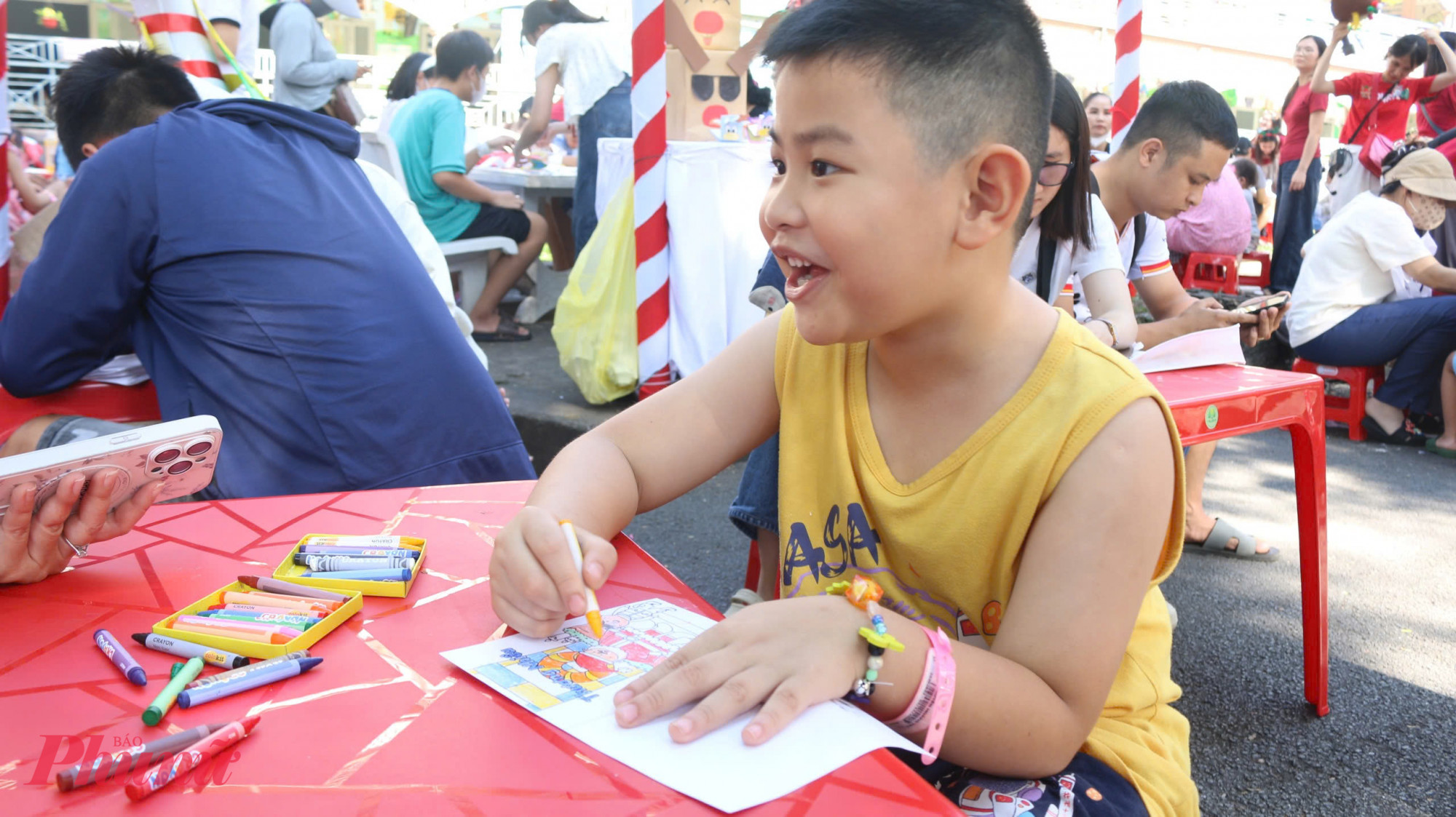 Bệnh nhi có thể lựa chọn thiệp giáng sinh và tự tay thiết kế để tặng người thân, bạn bè, các cô chú bác sĩ