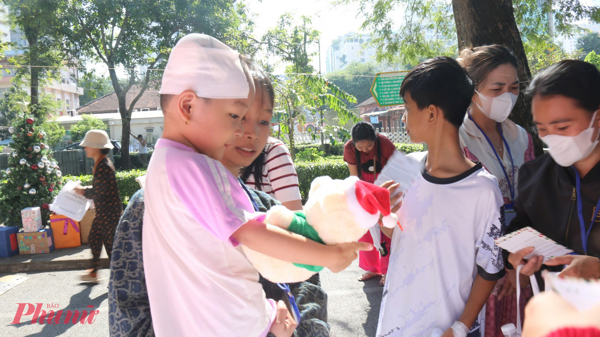 Nhận quà từ ban tổ chức, những em gấu bông dễ thương sẽ trở thành những người bạn của các bé trong hành trình điều tị