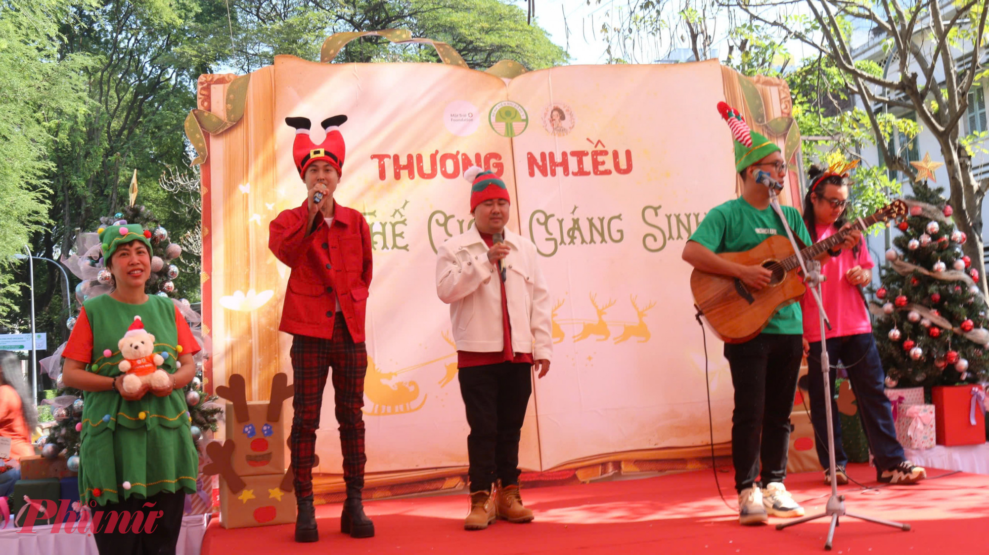 Bệnh viện Nhi đồng 2 TPHCM đã phối hợp cùng các mạnh thường quân tổ chức một giáng sinh đặc biệt, mang lại không khí rộn ràng làm thu hút bệnh nhi đang điều trị 