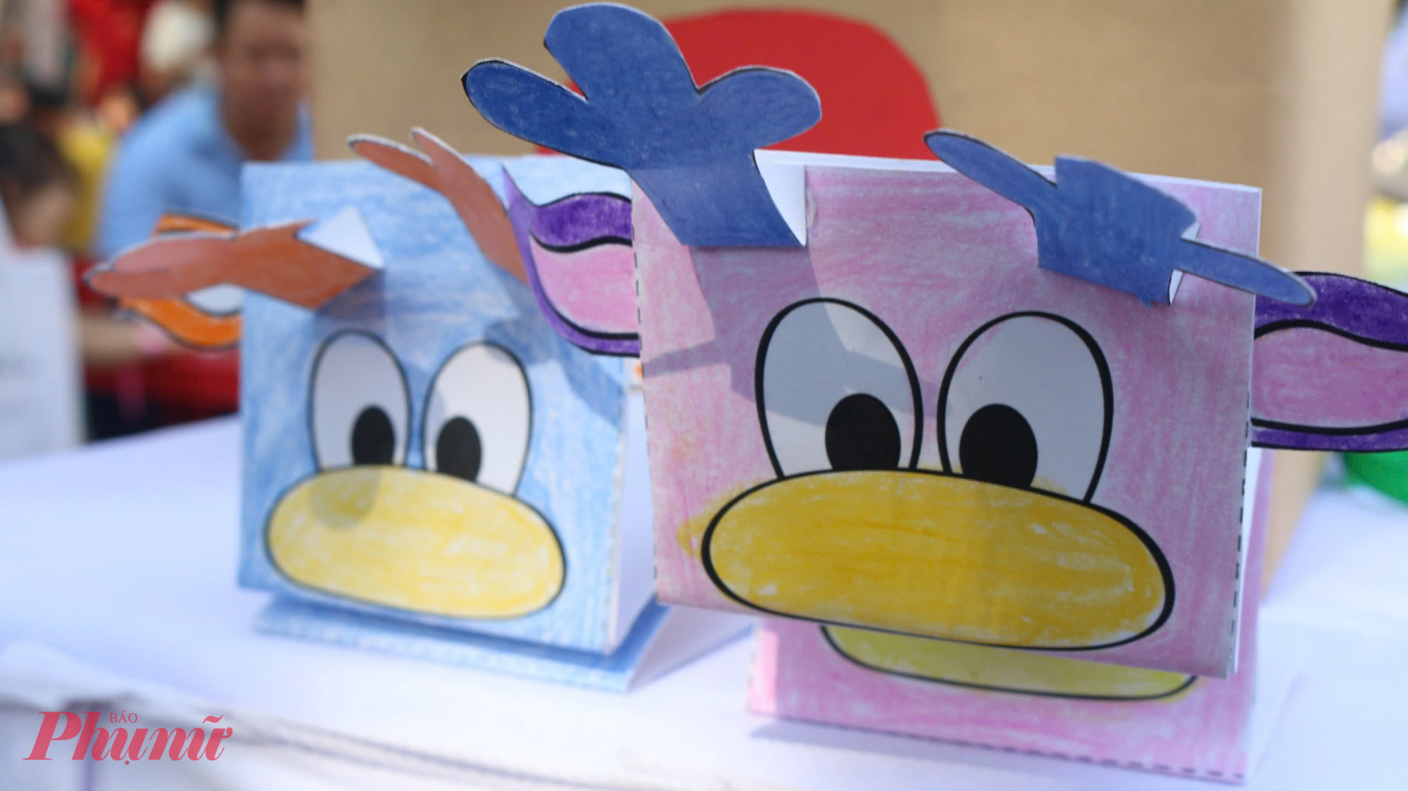 Với những món quà nhỏ này, các mạnh thường quân, tình nguyện viên muốn nhắn nhủ các con hãy thật can đảm, cố gắng điều trị, sớm khỏi bệnh, về với gia đình